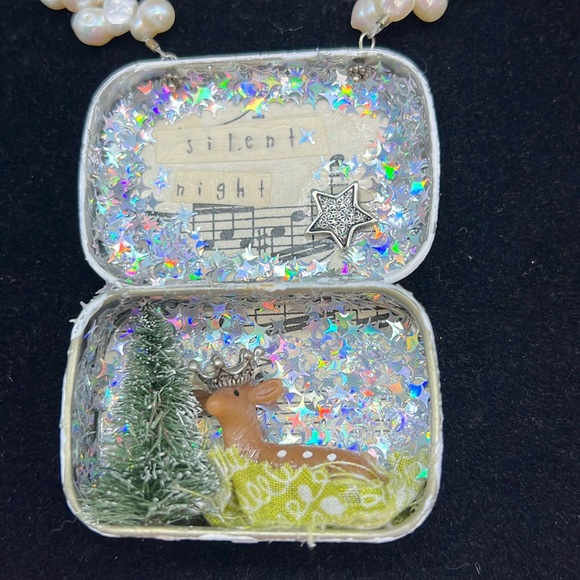 ⭐️Adorned Crown Jewelry assemblage Christmas silent night shadow box necklace - Picture 6 of 11